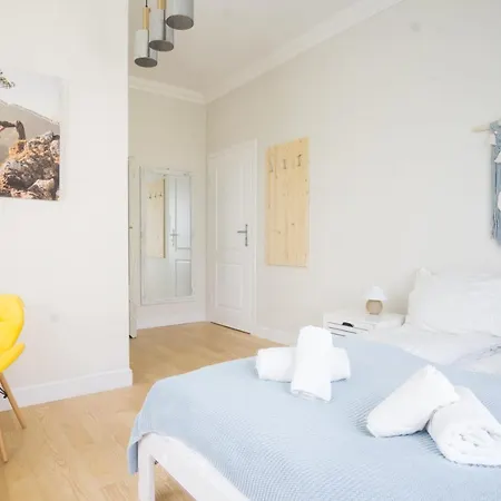 Roomsy Apartment